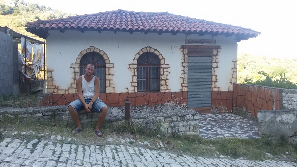 Nogurušais ceļInieks Beratā, Albānijā, kuru atzīst par vienu no sava ceļojuma favorītpilsētām.
Autors: no ceļotāju albuma