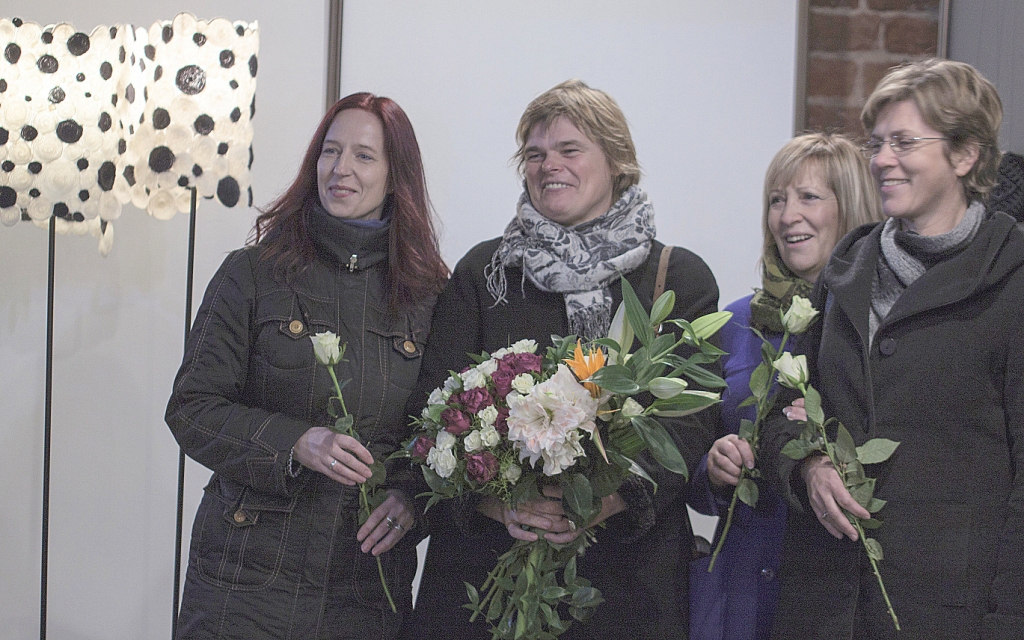 Atklāšanas pasākumā. Skrīveru kultūras centra tekstilstudijas “Putnukalns” dalībniece Irēna Arāja (no kreisās), studijas vadītāja Baiba Vaivare, Baiba Dronka un Iveta Krievāne.