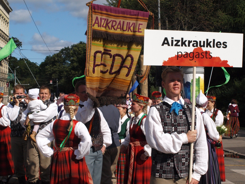 Aizkraukles pagasta kultūras nama jauniešu un vidējās paaudzes deju kolektīvs “Pēda” sagatavojis vēstuli par atbalstu deju lieluzvedumam “Māras zeme”, kas adresēta Kultūras ministrijai un Latvijas Nacionālajam kultūras centram. “Izsakām atbalstu lieluzveduma “Māras zeme” radošās komandas darbam, uzticoties tās profesionalitātei, kā arī atbalstām mūsu deju kolektīva vadītājas un Aizkraukles deju apriņķa virsvadītājas Unas Stakles darbību, iestudējot deju svētku repertuāra dejas un gatavojoties nākamajiem Dziesmu un deju svētkiem,” raksta dejotāji. Vairāk par ažiotāžu, kas sacelta ap Latvijas simtgadei veltīto iestudējumu “Māras zeme” un ko par to saka mūsu reģiona deju kolektīvu vadītāji, lasiet 
8. un 9. lappusē.                                                                                                                                                                                                     
Autors: no “Staburaga” arhīva