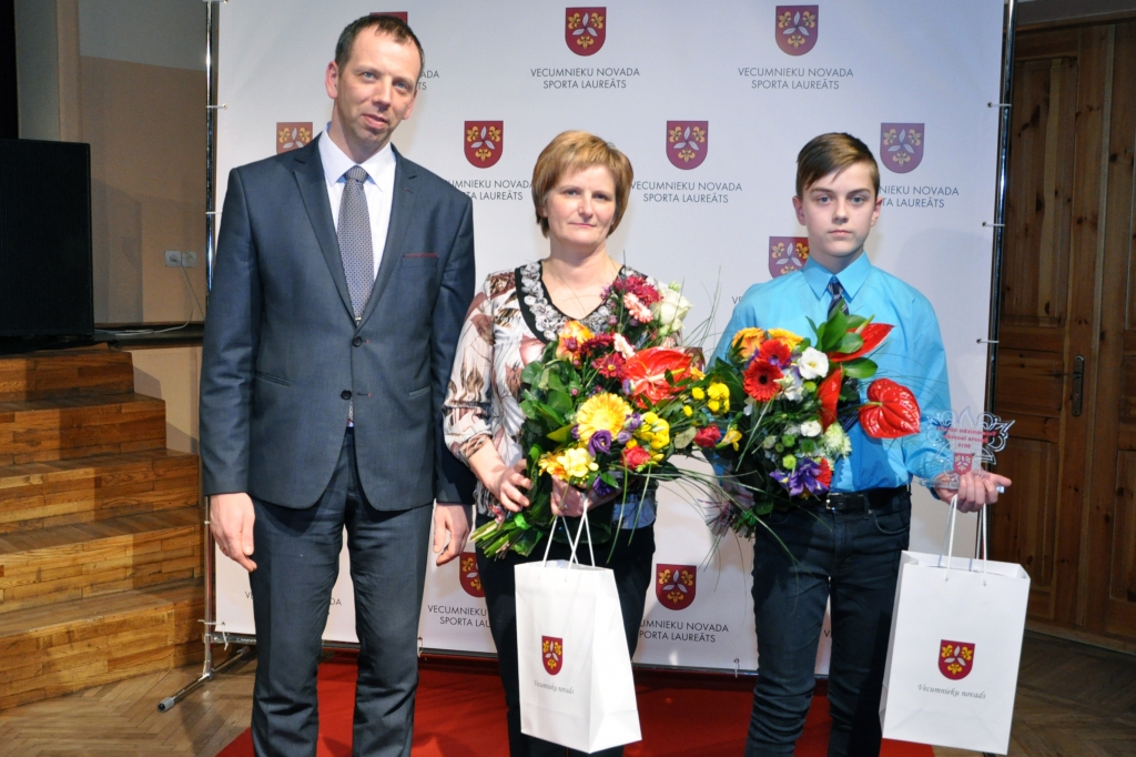 Gustavs Baļčūns kopā ar savu treneri Gitu Briņķi un Vecumnieku novada domes priekšsēdētāja vietnieku Jāni Kovalu.                                                                                                                                                     
Autors: Žanna Zālīte