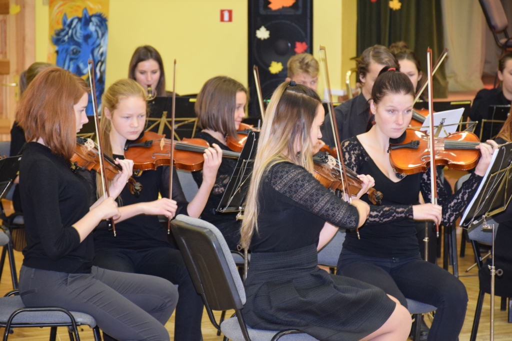 Koncerts. Mūzikas skolā bērnam svarīgi tikt uz skatuves, bērns sajūt skatuves dēļus un aplausus, un ar to viss ir izteikts — “āķis” ir lūpā.                                                                                                             
Autors: no “Staburaga” arhīva