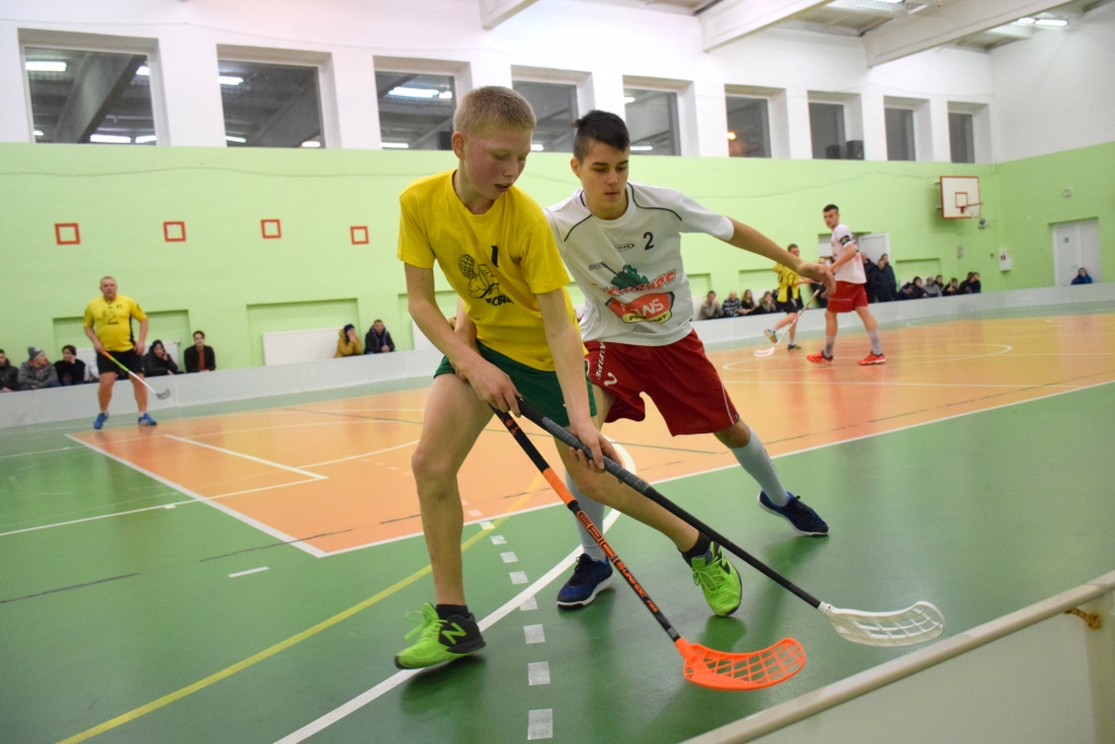 Neskati vīru pēc cepures. Juris Tomaševskis juniors (priekšplānā), lai gan augumā mazs, laukumā šaudījās kā bulta un izcēlās ar metienu precizitāti.
Autors: Viesturs Kaktiņš