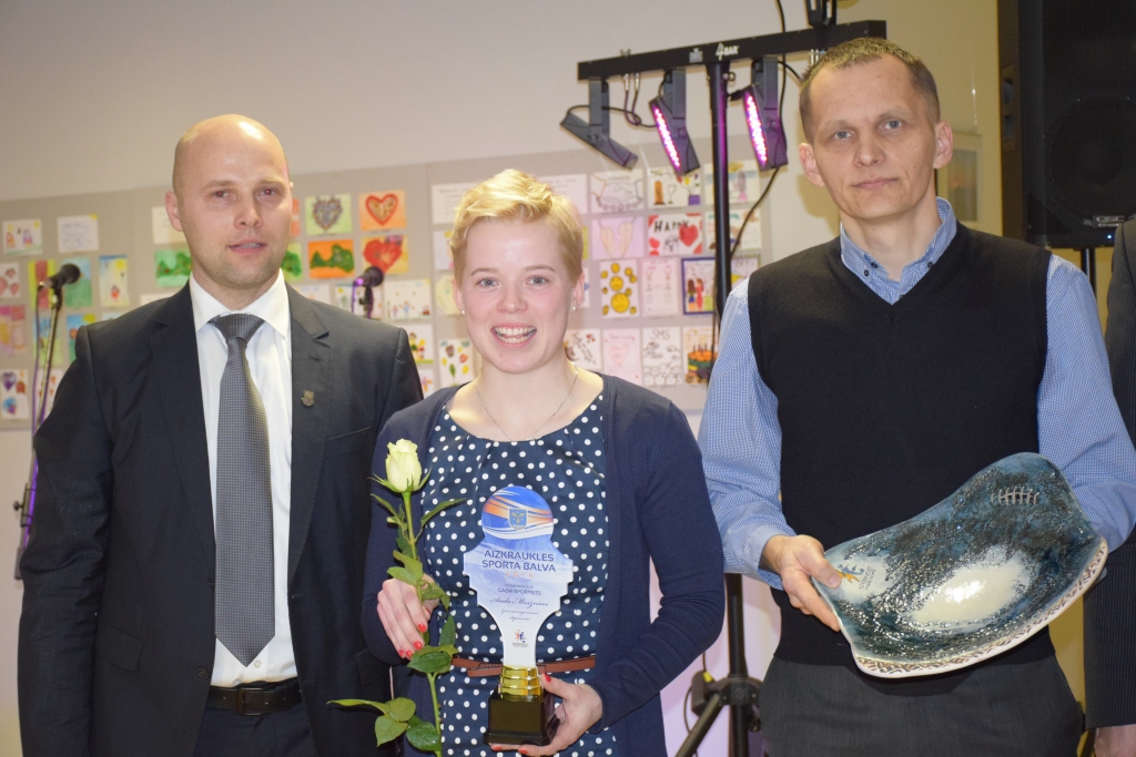 Godina labākos sportistus un trenerus. Aizkraukles novada sporta centrā notika gadskārtējais pasākums Aizkraukles novada “Gada balva sportā 2016”. Sporta centra direktors Valdis Padoms no (kreisās) nominācijā “Gada sportists” balvu pasniedza slēpotājai Andai Muižniecei, kura 
lieliskus panākumus guvusi gan Latvijā, gan starptautiskā mēroga sacensībās. Savukārt pateicību par ieguldījumu sportā saņēma Jānis Duberis.

Autors: Viesturs Kaktiņš