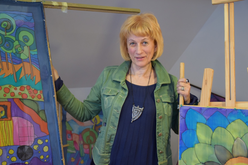 IEPLŪST AUDZĒKŅU DARBOS. “Katra audzēkņa darbā ir arī daļiņa no manis,” saka Aizkraukles Mākslas skolas jaunā direktore Inese Dembovska. 
Autors: Guna Mikasenoka