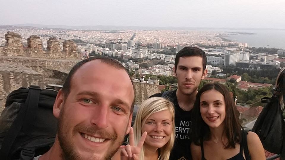 AR GRIEĶU DRAUGIEM. Pilsēta ir Termaikas līča ziemeļaustrumu malā, un tās dienvidrietumos slejas Hortiata kalns.                                                                                                                                                        
Autors: no ceļotāju albuma