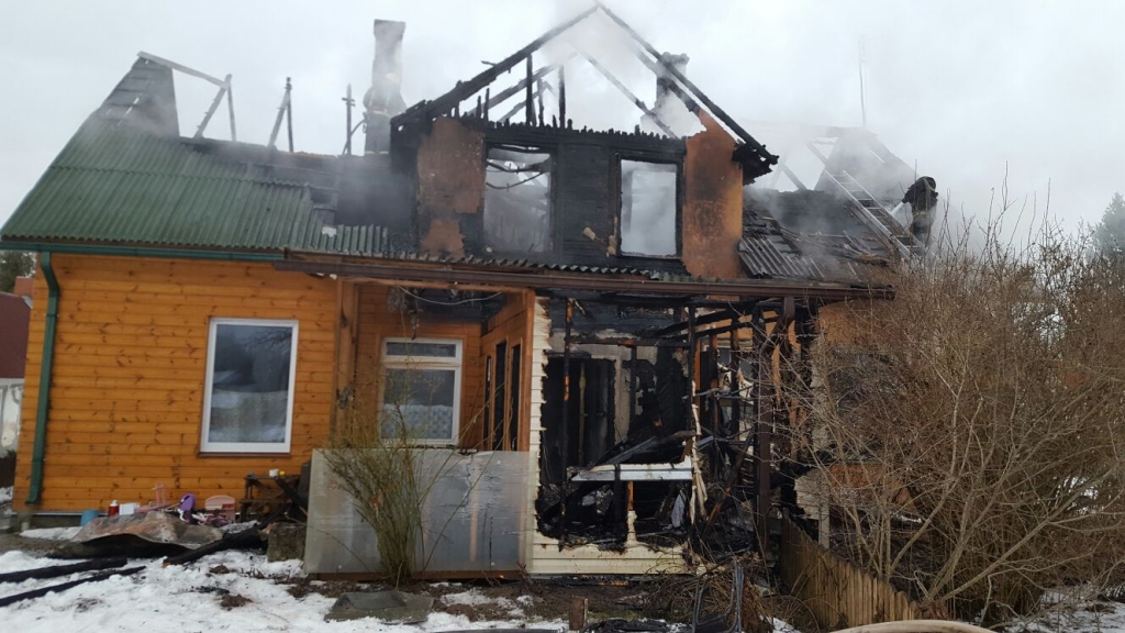 DZĪVOT VAIRS NEVAR. Ugunsdzēsēji glābēji dzēš liesmas mājā Koknesē, 1905. gada ielā. Ugunsgrēks sākās otrajā stāvā. Liesmas to pamatīgi nopostījušas, un māja dzīvošanai vairs nav izmantojama.     
Autors: aculiecinieka foto 