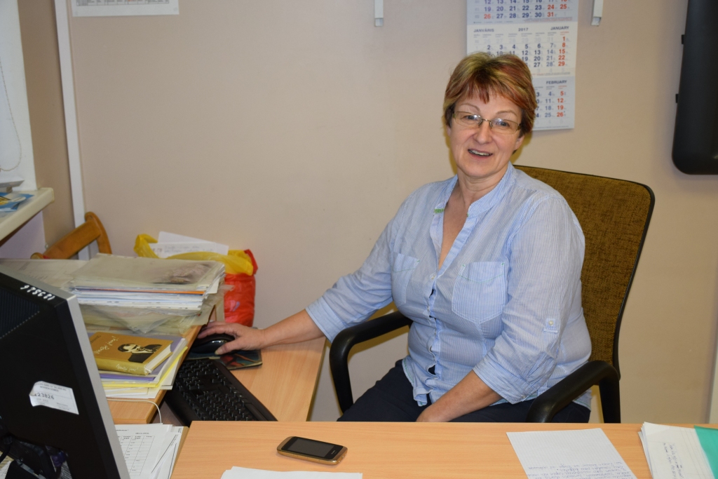 Skolotāja. Astra Jansone māca latviešu valodu un literatūru mazākumtautību bērniem.

Autors: Inga Patmalniece