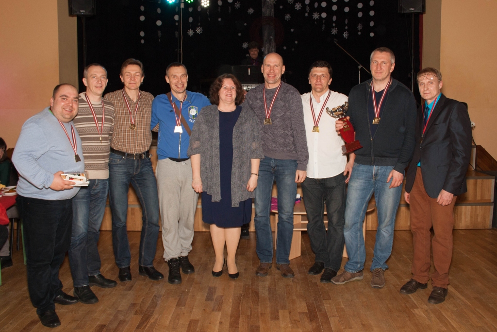 Uzvarētājiem vīru 40+ grupā medaļas un kausu pasniedza Neretas novada izglītības darba speciāliste Žanna Miezīte (vidū).
Autors: Kaspars Silavs