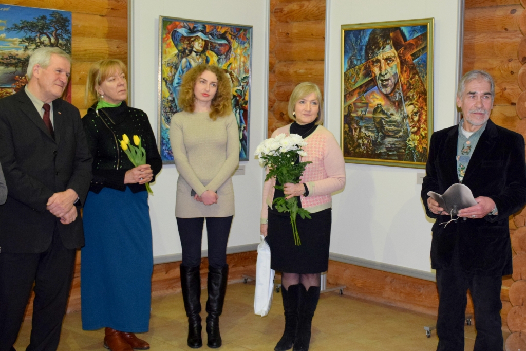 Izstādes atklāšanā — mākslinieks Andrejs Gorgots (no labās), muzeja direktore Dzintra Cepure, Aizkraukles Mākslas skolas skolotājas Laura Kundziņa, Sarmīte Rudaka un Jāzeps Dobkevičs, Krāslavas novada kultūras jomas darbinieks.
Autors: Līga Patmalniece