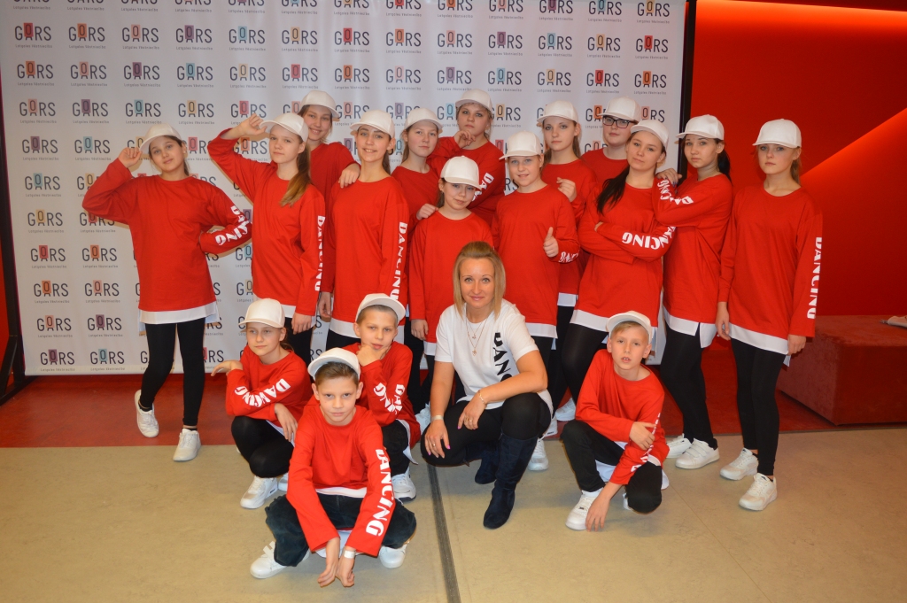 GRŪTS DARBS — SALDI AUGĻI. Deju grupa “Cristal” Rēzeknē.  	
Autors: no deju grupas 