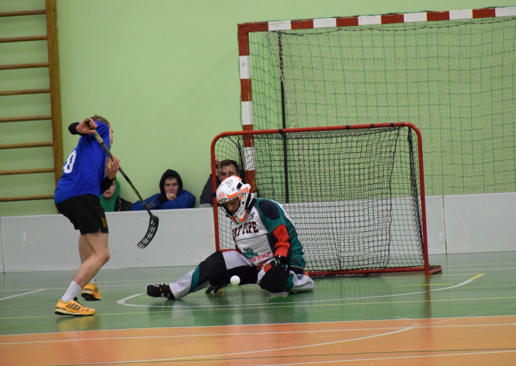 Pēcspēles soda metiens. Pieredzējušais vienības “Fans/Aizkraukle” vārtsargs Mārtiņš Kavoss pēcspēles soda metienos braši nosargāja vārtus un sagādāja savai komandai kārtējo uzvaru.
Autors: Viesturs Kaktiņš