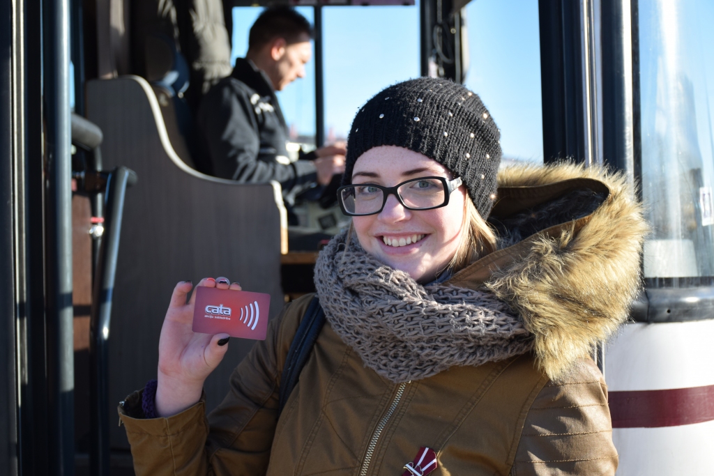 Abonementa karte regulāriem braucieniem. Paula no Aizkraukles, kura mācās A. Upīša Skrīveru vidusskolā, abonementa karti ikdienas braucieniem uz skolu izmanto jau no gada sākuma un stāsta, ka tā ir ērta lietošanā un viss darbojas labi.                                                      
Autors: Imants Kaziļuns