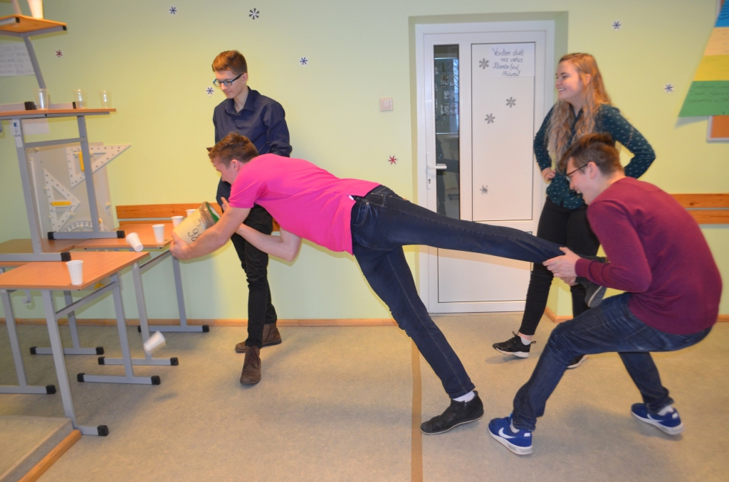 JĀŠAUJ AR GAISA  LIELGABALU. Fizikas stacijā: līniju pārkāpt nedrīkst. Jāizmanto spainis, kuram resnajā galā ir apvilkta plēve kā bungām, bet tievajā galā ir apaļš caurums. Uzsitot pa plēvi, rodas gaisa plūsma, un ar to neilgā laikā jānotriec sešas plastmasas glāzes. “Varonis mūsdienās ir ne tikai tas, kas prot izpildīt pavēles, bet arī tas, kas nestandarta situācijās prot sadarboties un izdomāt savu netradicionālu risinājumu,” teic fizikas skolotāja Ludmila Belogrudova. Šī skolēnu grupa izdomāja gaisa plūsmu tuvāk glāzēm piedabūt šādi, un rezultāts bija ļoti labs.
Autors: no skolas albuma