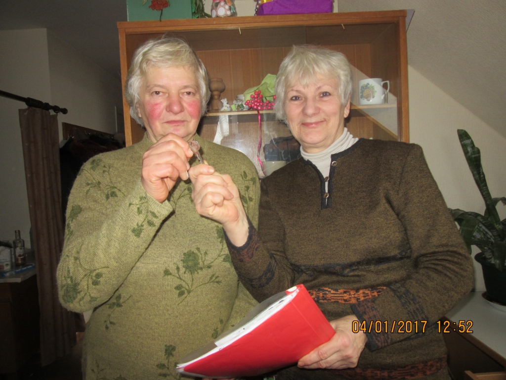 VIŅAS NAV MĀSAS, bet gan “Pīlādzīša” nu jau bijusī vadītāja Marita Radvila (no labās) nodod atslēgas jaunajai vadītājai  Zentai Bērziņai. 


Autors: Dace Svētiņa