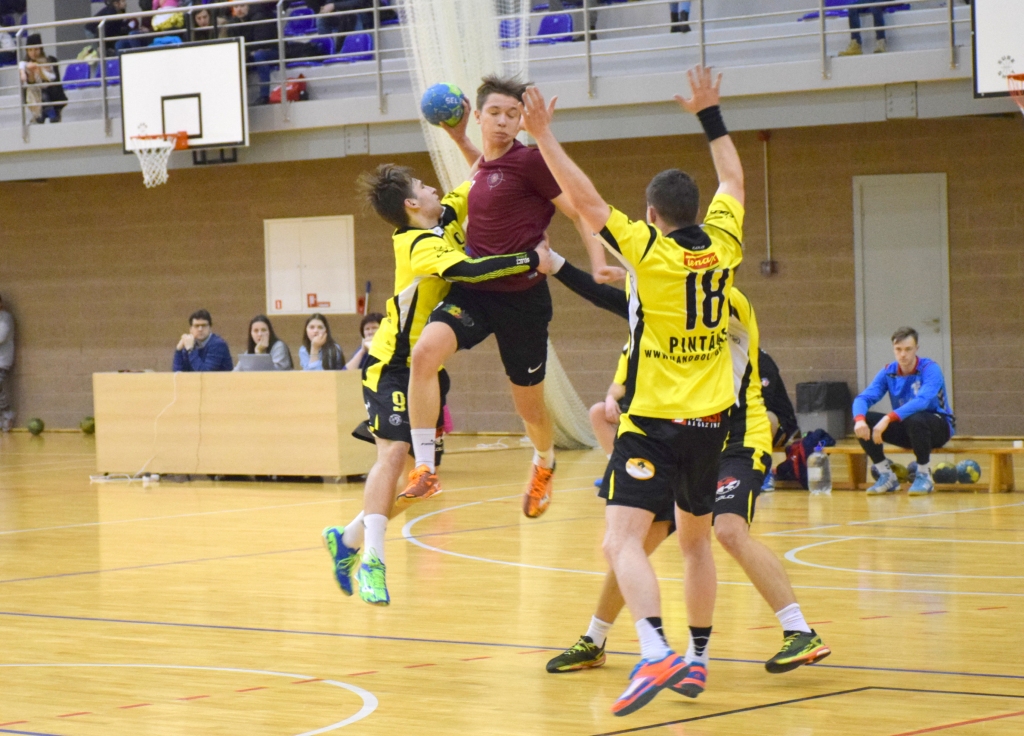 GLUŽI KĀ SLAZDĀ. Skrīveriešu spēlētāju uzbrukuma laikā ieskauj pretinieki no visām pusēm.
Autors: Viesturs Kaktiņš