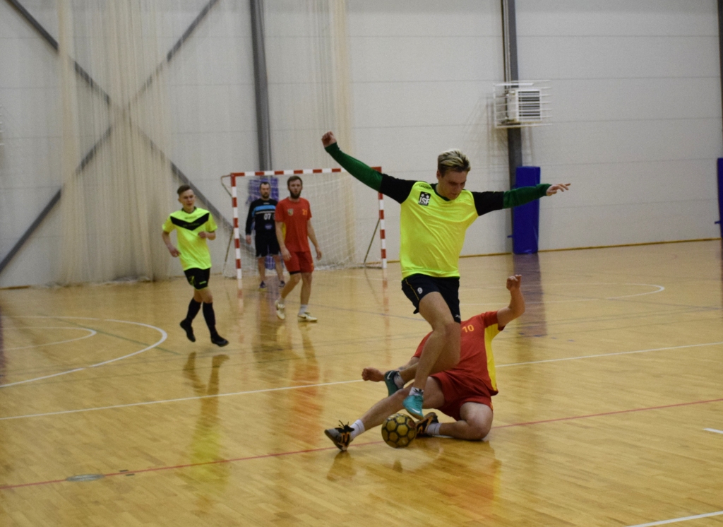 Kā stirna pāri žogam! Aizkrauklieti Aivi Laiviņu ceļā uz pretinieku vārtiem apturēt nav iespējams.
Autors: Viesturs Kaktiņš