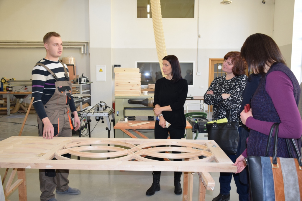 LABPRĀT NOPIRKTU. Uzņēmēji un pašvaldību pārstāvji apskatīja Aizkraukles Profesionālās skolas mācību telpas un darbnīcas, arī galdnieku darbnīcu, kur savu veikumu uzņēmējiem rādīja skolas absolvents Jānis 
Madžulis. Viņi atzinīgi novērtēja galdnieku darbus — būtu labi, ja tos varētu arī iegādāties. Skolas vadība teic, ka ir tāda iecere, bet to vēl vajag īstenot.
Autors: Guna Mikasenoka