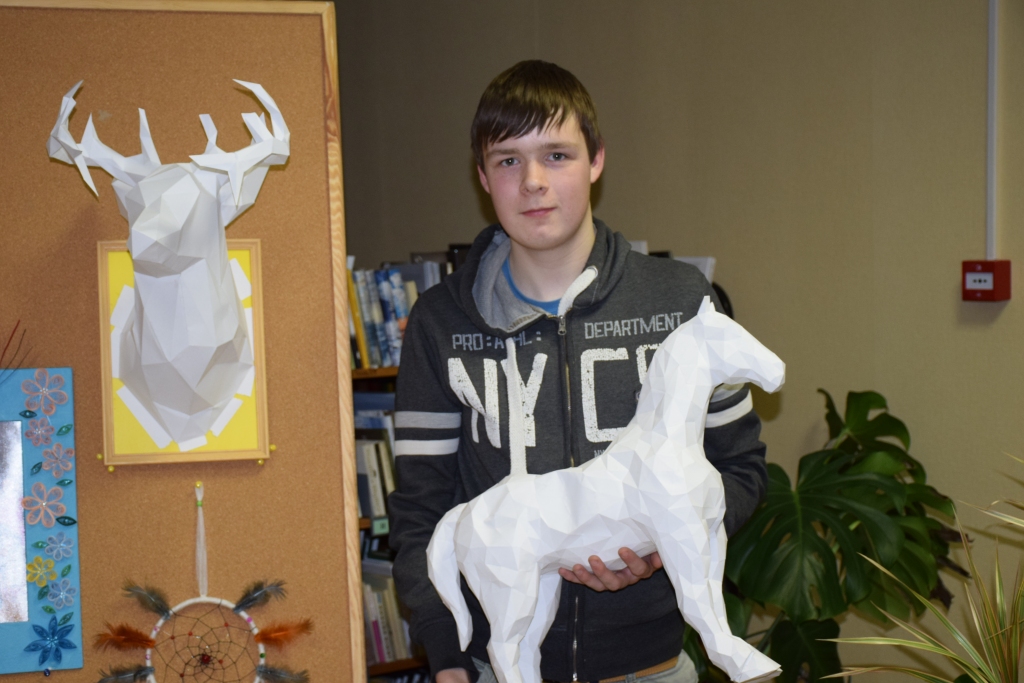 JAUNĀKIE DARBI — no papīra veidotais zirgs un briedis — patīk gan pašam autoram Edijam Bergam, gan izstādes apmeklētājiem.