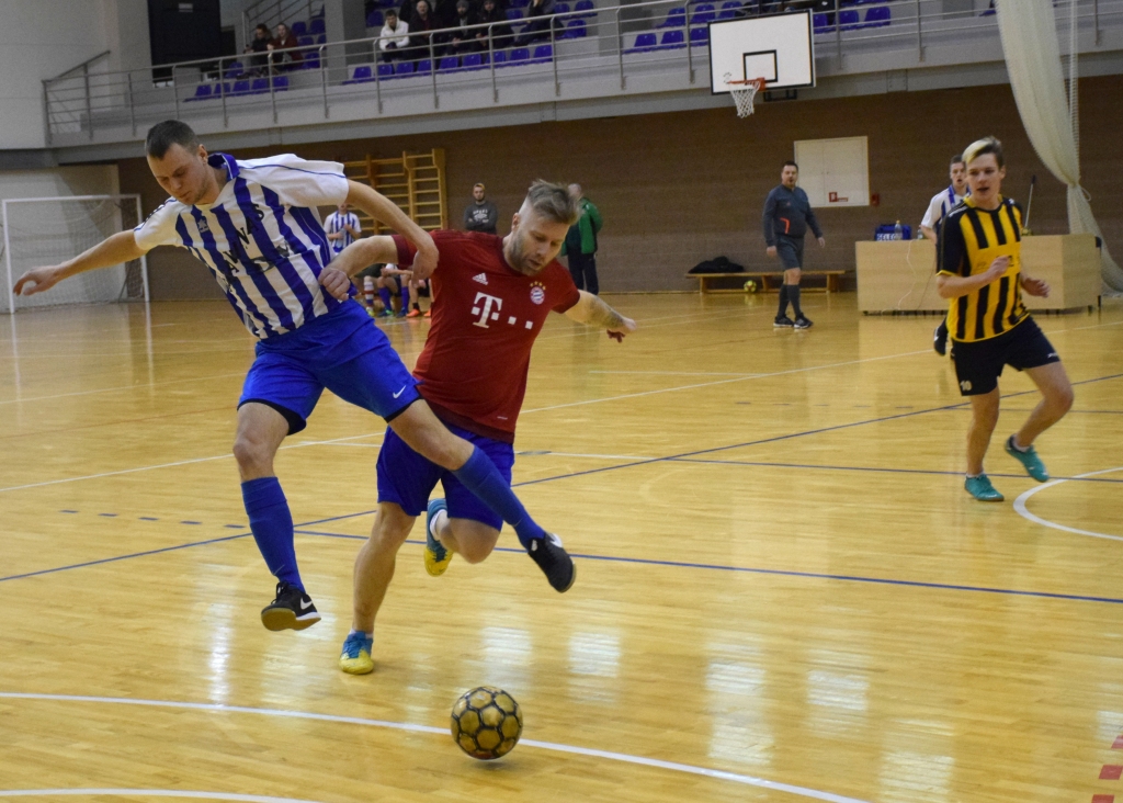 Pieredzējušajiem Pļaviņu futbolistiem cīņa par uzņēmuma “Vairogi AB” kausu beigusies, tā īsti arī nesākusies.
Autors: Viesturs Kaktiņš