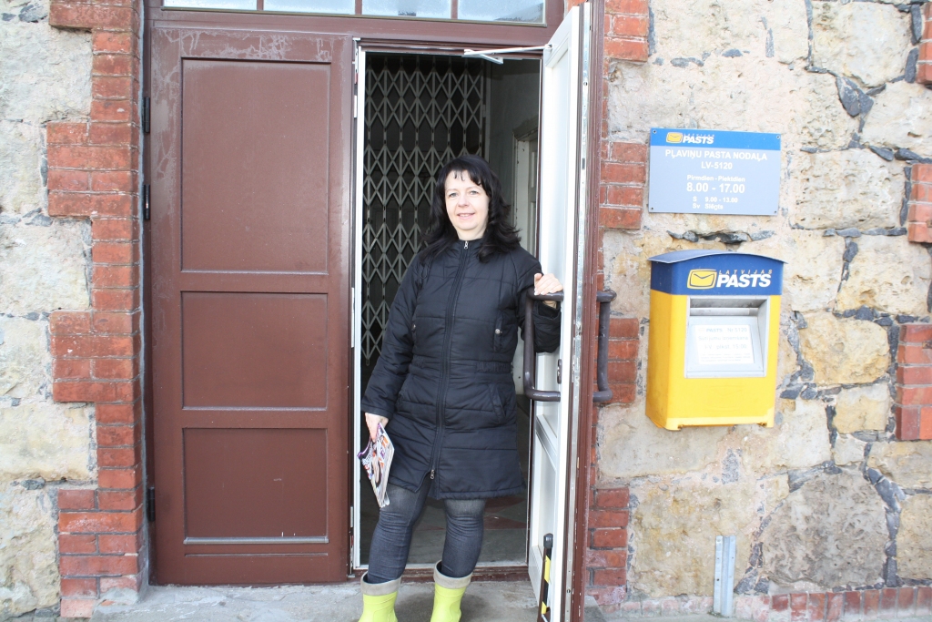 GAIDA KATRĀ MĀJĀ. Laikrakstus un žurnālus Inese Krastiņa piegādā visbiežāk.