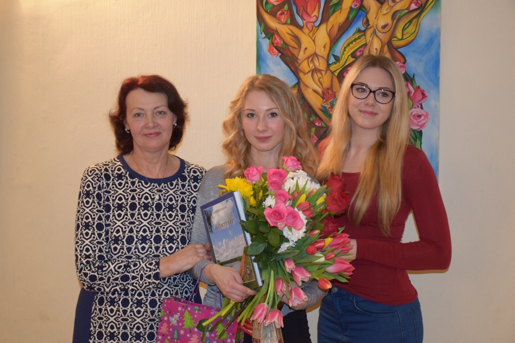 MAMMAS SAPNIS — tā par savas izstādes atklāšanu saka jaunā māksliniece Santa Siliņa (vidū). No kreisās — 
mamma Albīna, labajā pusē — jaunākā māsa Krista.
Autors: Elita Brovacka