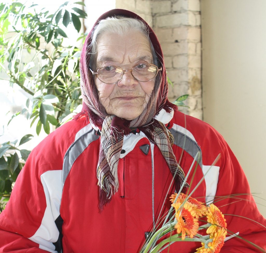 PIRMOS APSVEIKUMUS Intas kundze saņēma jau pirms lielās jubilejas.