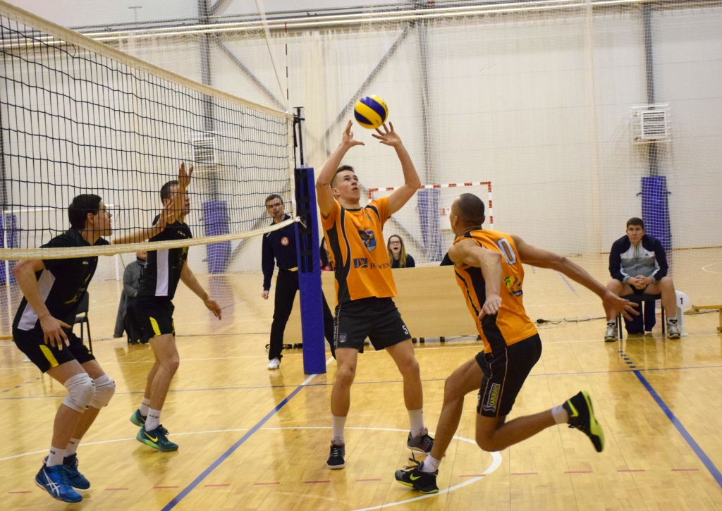 Vienība “VK Aizkraukle” ar komandu “VK Ozolnieki” cieta sakāvi, zaudējot trijos setos pēc kārtas.
Autors: Viesturs Kaktiņš