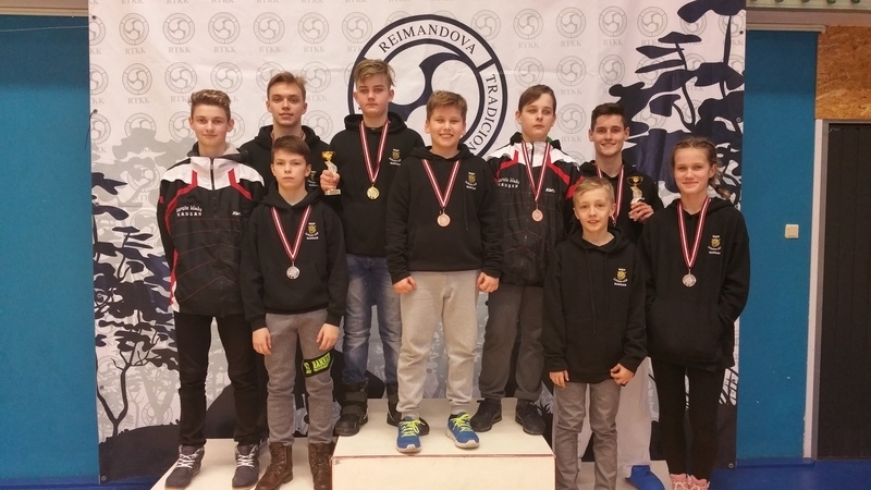 “KADZAN” SPORTISTI čempionātā ieguva septiņas godalgotas vietas.
Autors: no karatē kluba “Kadzan”