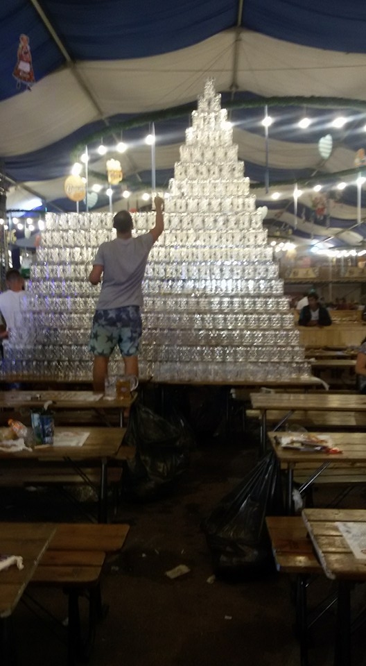 Alus kausu siena, ko festivāla laikā uztaisa Arča un pie kuras vēlāk visi nāk fotografēties.
Autors: no ceļotāju albuma