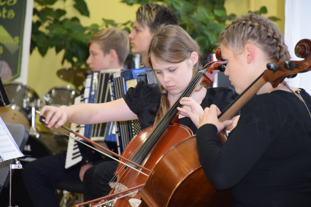 FESTIVĀLS “Draugi” Jaunjelgavā skanēja jau 20. reizi un ir viens no svarīgākajiem gada notikumiem. Tā koncerti jau vairākus gadus notiek pagastos. Īpašs koncerts skanēja arī Seces pagasta kultūras namā.
Autors: Edvīns Boķis