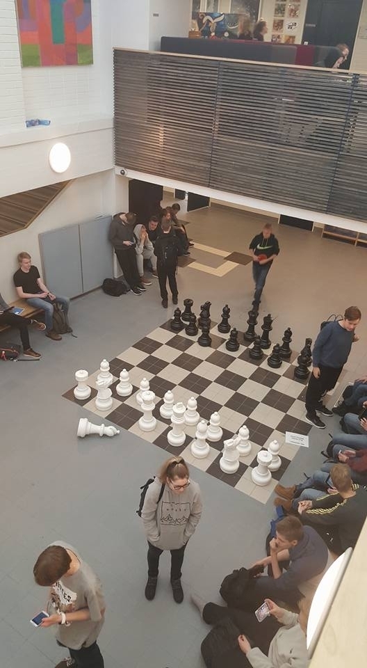 Starpbrīdis. Skolā Somijā daudz domā par vidi. Tā piemērota jauniešiem, ir pufi, kur atpūsties, un dažādas spēles, kā sevi nodarbināt.
Autors: no Neatkarīgās izglītības biedrības