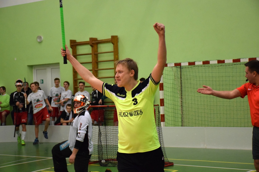 Mēs to paveicām! Vienības “Silarozes” spēlētājs Raivis Grandāns neslēpj prieku par realizēto pēcspēles soda metienu.
Autors: Viesturs Kaktiņš