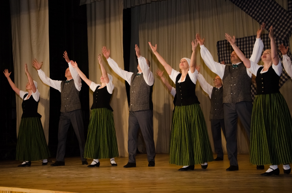 DEJO JAUNJELGAVIEŠI. Viņi ciemkukulī bija atveduši gan “Ziemas rītu”, gan deju kolāžu “Ciemā teku”.