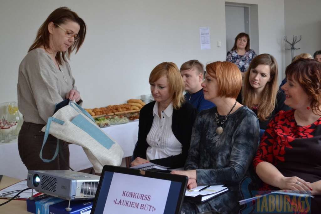 Patīkams pārsteigums. Seciete Inese Bluķe pašūtās iepirkumu somas rāda konkursa žūrijai.
Autors: Imants Kaziļuns