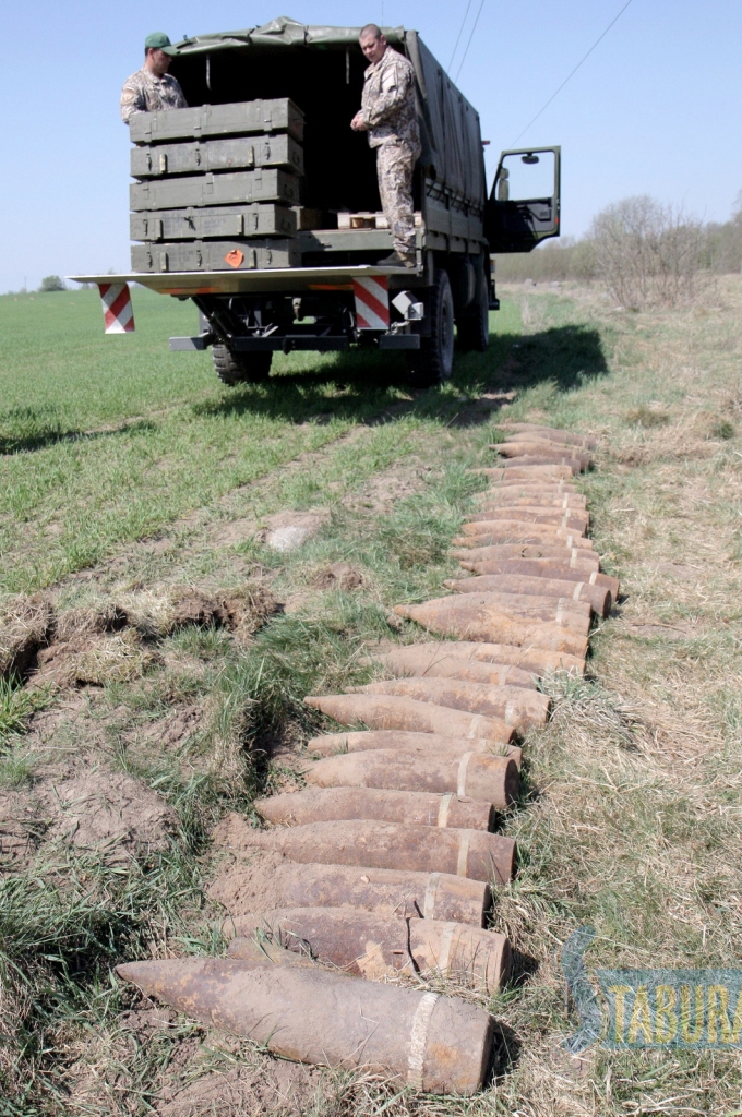 NEAIZTIKT! Ik gadu Latvijā dažādās vietās tiek atrasti kara laika lādiņi. Nesprāgušās munīcijas neitralizēšanas speciālisti brīdina — lādiņus aiztikt nedrīkst, to neitralizēšana ir tikai viņu kompetencē!
Autors: no aģentūras LETA arhīva
