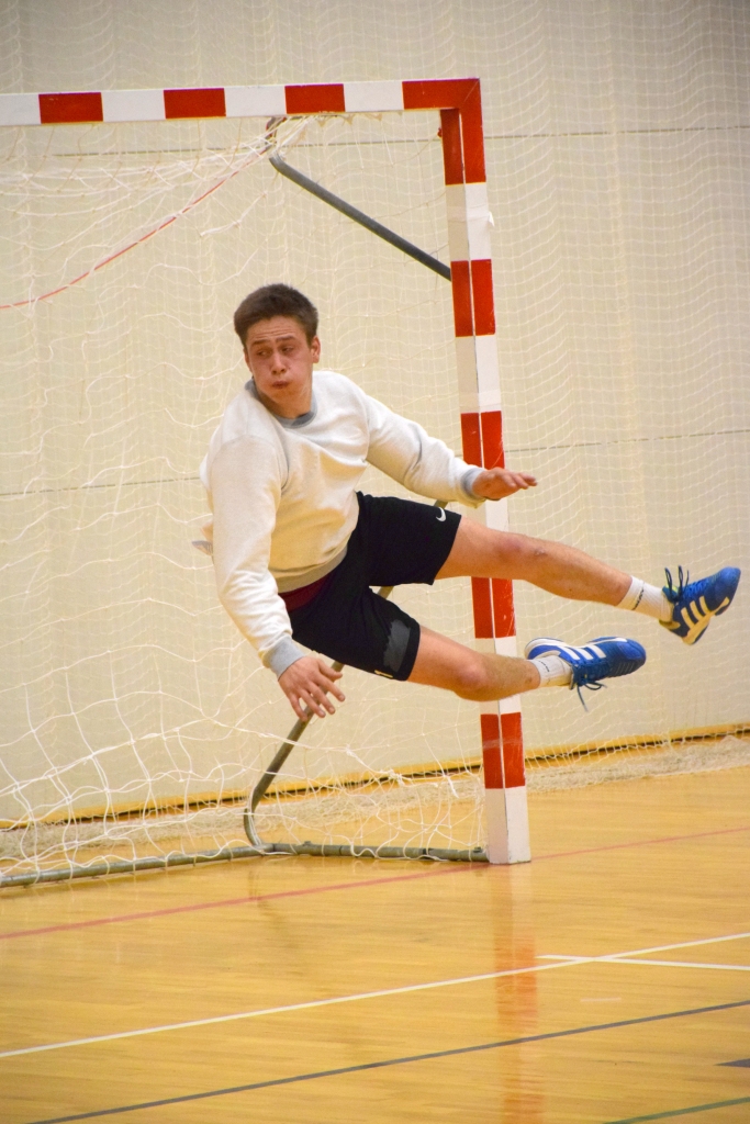 Universāls spēlētājs. Vienības “Skrīveri/Aizkraukle” handbolists Mārtiņš Dāvidnieks uz brīdi iejutās vārtsarga lomā.
Autors: Viesturs Kaktiņš