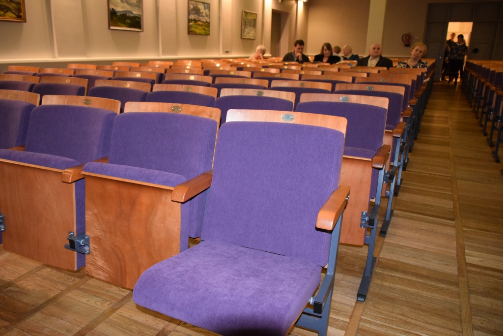 Skrīveru kultūras centra apmeklētāji nu pasākumus var vērot, sēžot jaunajos skatītāju krēslos.
Autors: Guna Skaistkalne