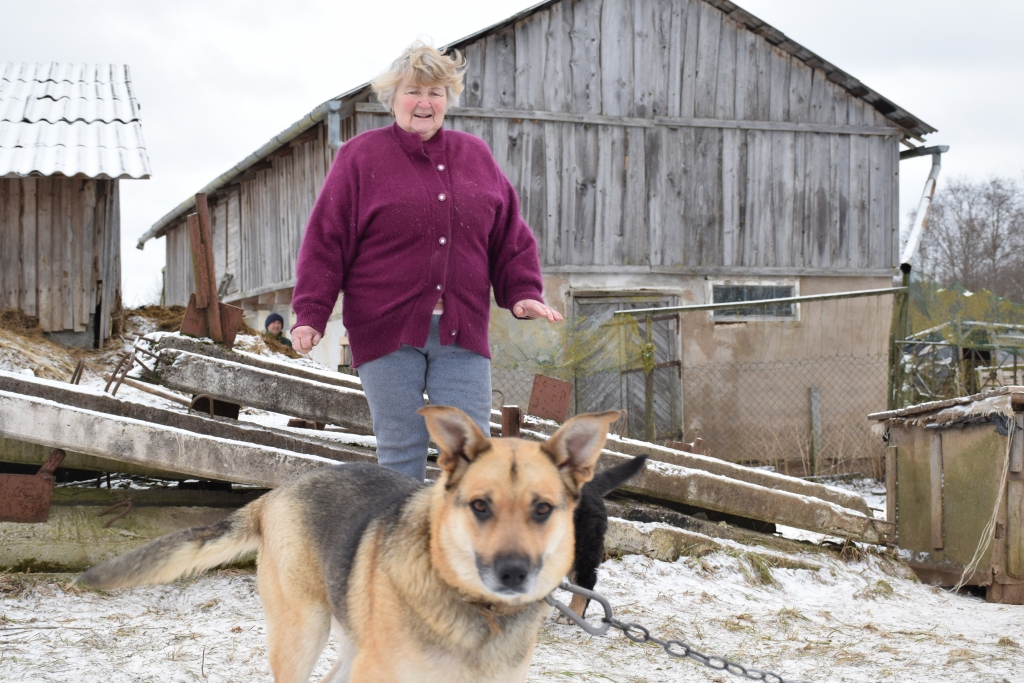 Saimniece Ērika Iščeva un modrā putnu sardze Linda.
Autors: Līga Patmalniece