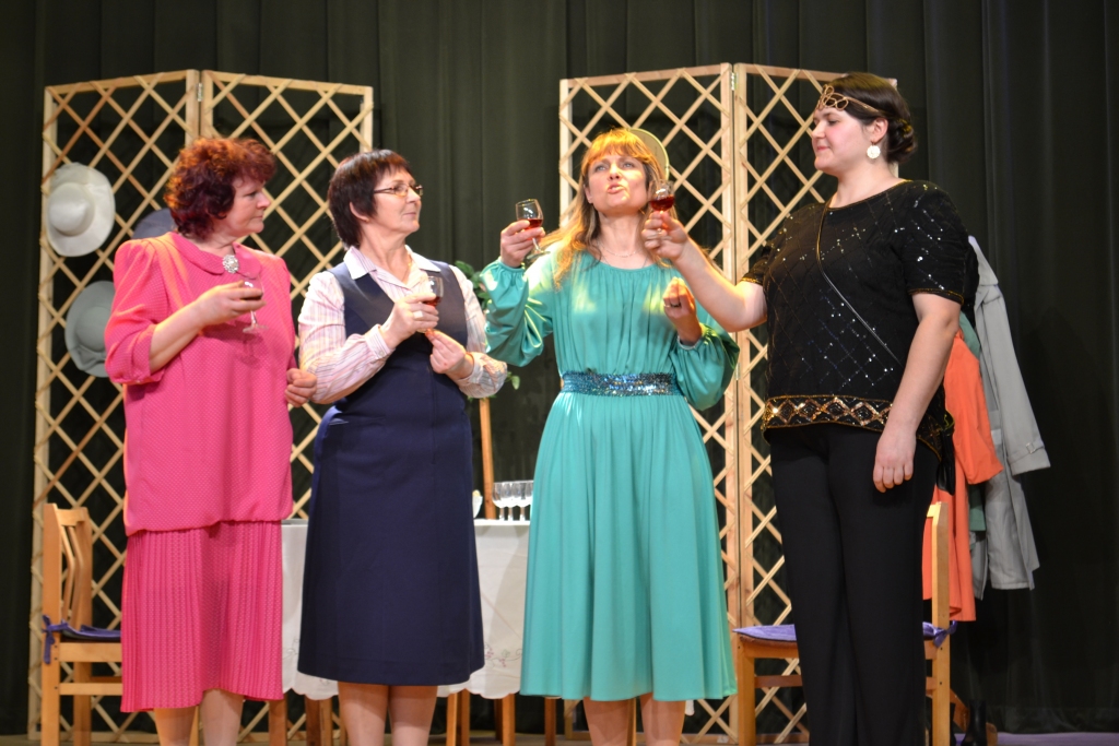 KOŠĀS DĀMAS, kuru lomā iejūtas daudzesietes Daiga Nāzare (no kreisās), Anita Bērziņa, Solveiga Gaigalniece un Indra Gabrāne.
Autors: Elita Brovacka