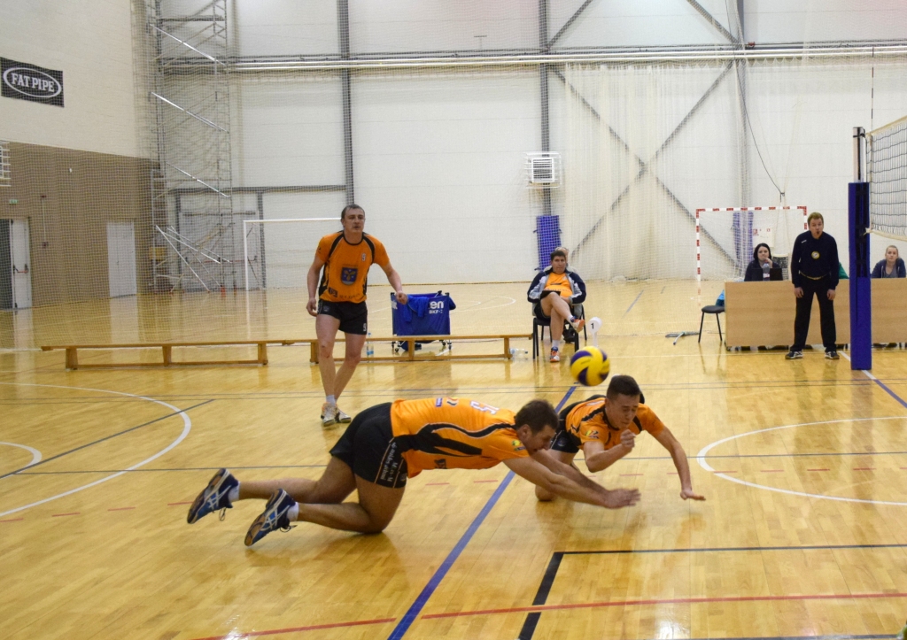 Dubults neplīst. Aizraujošā piecu setu mačā vienība “VK Aizkraukle” izcīnīja uzvaru, pārspējot turnīra tabulā otrajā vietā esošos Ventspils volejbolistus.
Autors: Viesturs Kaktiņš