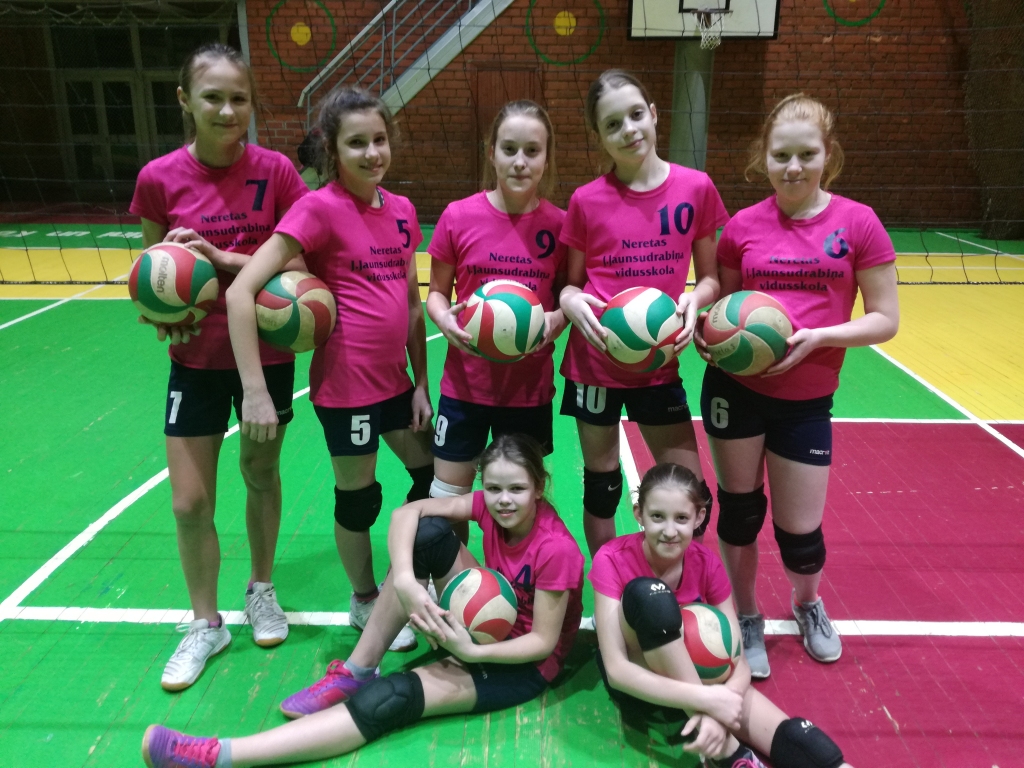 Prieks par sasniegumiem. Imanta Silava trenētās Aizkraukles novada sporta skolas volejbolistes iekļuvušas Latvijas jaunatnes čempionāta finālā.
Autors: autora