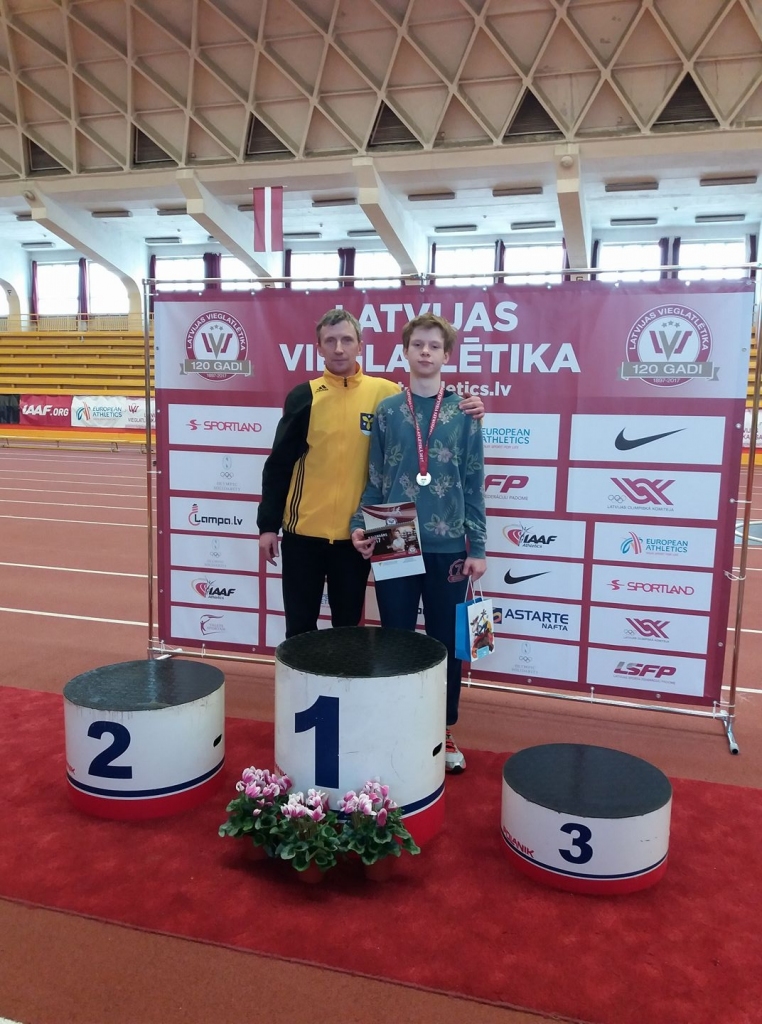 Latvijas U16 čempions augstlēkšanā. Treneris Aigars Rublis lepojas ar sava audzēkņa Pāvela Kuzmina sasniegumiem.
Autors: no personīgā albuma