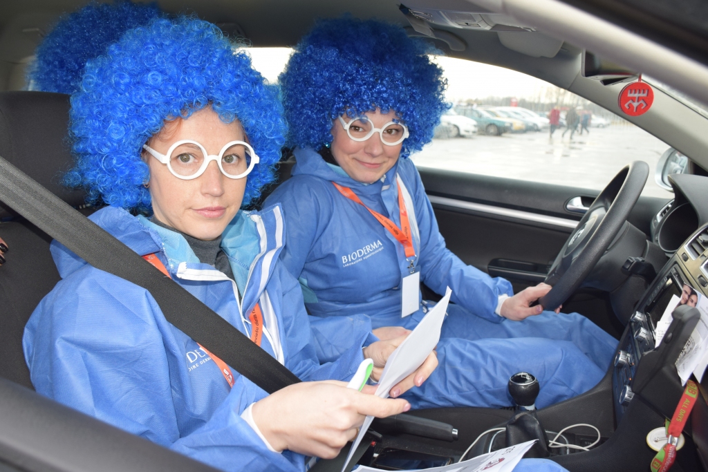 KATRAM SAVA ROTA. Gaidot Starptautisko sieviešu dienu, sestdien aizvadīts Latvijā jau devītais Sieviešu dienas rallijs. Komandas “Bioderma” braucējām bija kupli, zili mati, savukārt viņu automašīnas jumtu rotāja zilu balonu mežs.
Autors: Guna Mikasenoka