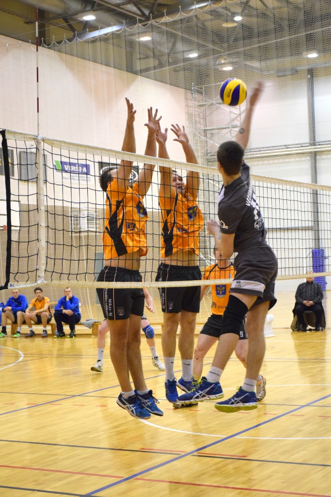 Nu tik būs! Aizkrauklieši mačā pret Vecumnieku volejbolistiem izcēlās ar daudziem precīziem blokiem.
Autors: Viesturs Kaktiņš