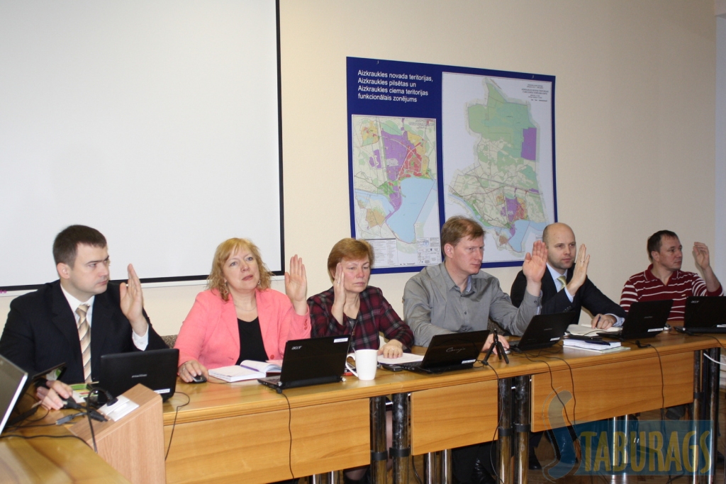 VIENPRĀTĪGI. Daudzus lēmumus Aizkraukles novada deputāti pieņēmuši vienprātīgi. No kreisās — Armands Kasparāns un Anita Ostrovska (“Vienotība”), Anita Bicka, Edgars Bricis, Valdis Padoms un Juris Benjavs (visi no “Vidzemes partijas” saraksta).
Autors: no “Staburaga” arhīva