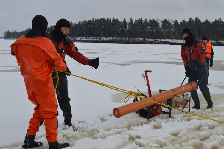 “MARTA” SVĒTKUS NESVIN. Pirmo reizi testa režīmā zāģi “Marta” izmēģināja 8. martā. Ledus zāģēšana ļauj tam vieglāk aizplūst.
Autors: Līva Kotina