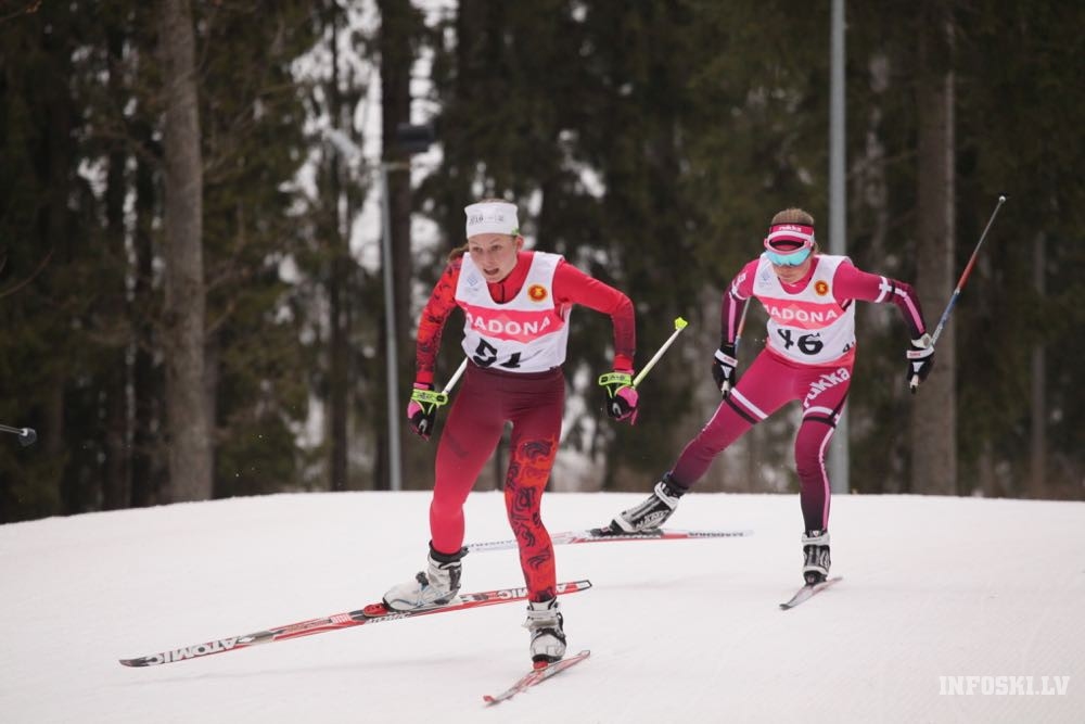 SĪVA KONKURENCE. Patrīcija Eiduka (pirmā) cīnās Skandināvijas kausa posmā Madonas slēpošanas bāzē “Smeceres sils”.
Autors: no infoski.lv