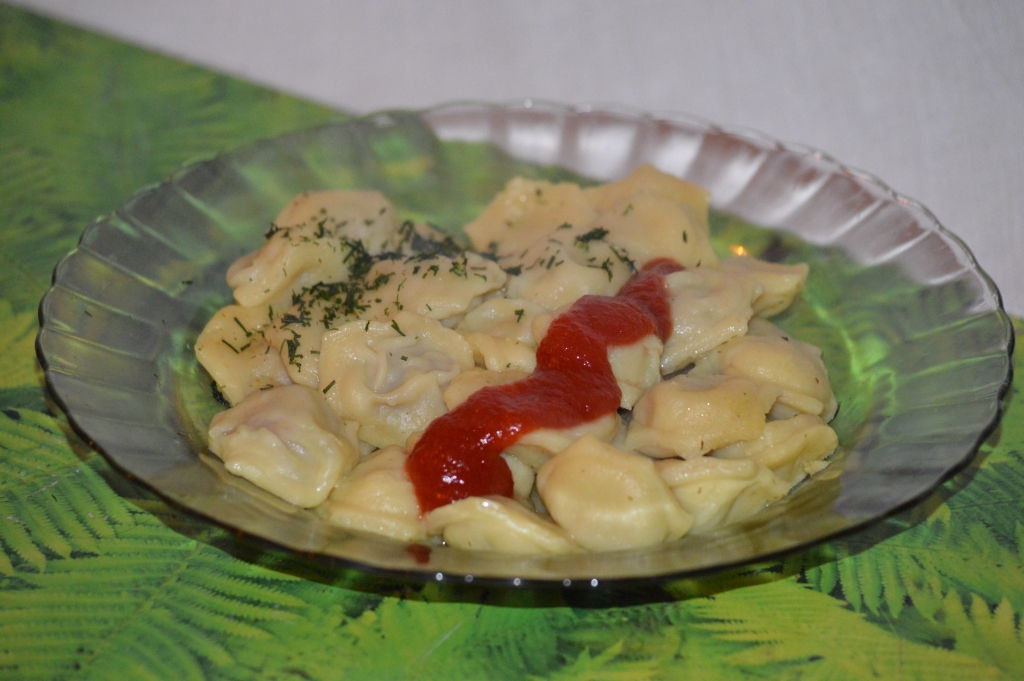 Pelmeņu gatavošana, īpaši tad, ja netiek izmantota speciāla veidne, ir lielisks veids, kā pavadīt radošu pēcpusdienu vai vakarpusi kopā ar bērniem. Līdzīgi kā piparkūku gatavošana, arī pelmeņu lipināšana aizrauj un var kalpot par alternatīvu datorspēlēm.