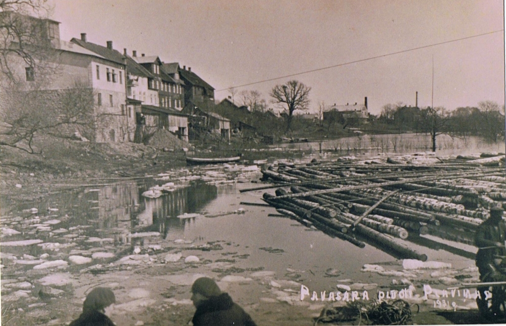 Lielākie plūdi līdz Pļaviņu HES nodošanai ekspluatācijā Pļaviņās bija 1931. gada pavasarī.                                         Attēlā — plūdu maksimālais līmenis pret mājām, kuras nojauktas, sagatavojot ūdenskrātuvi pirms applūdināšanas
Autors: nezināma autora
