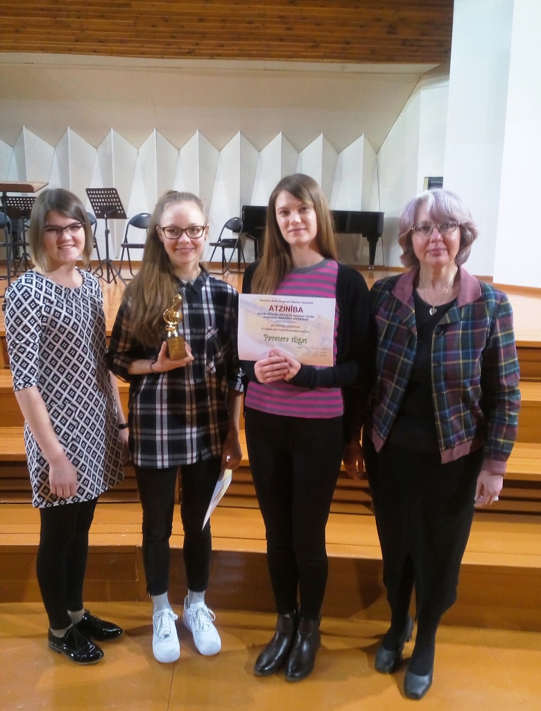 Pēc konkursa. Koncertmeistare Zita Bodža (no kreisās), Asnate Višķere, Madara Levinska (viņa saņēma atzinību) un skolotāja Maija Kalniņa.
Autors: Ingrīda Grūbe